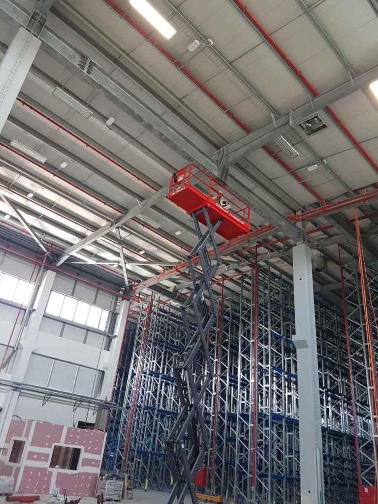 התקנת ספרינקלרים בגובה עם במת הרמה מסוג מספריים - ליפטר