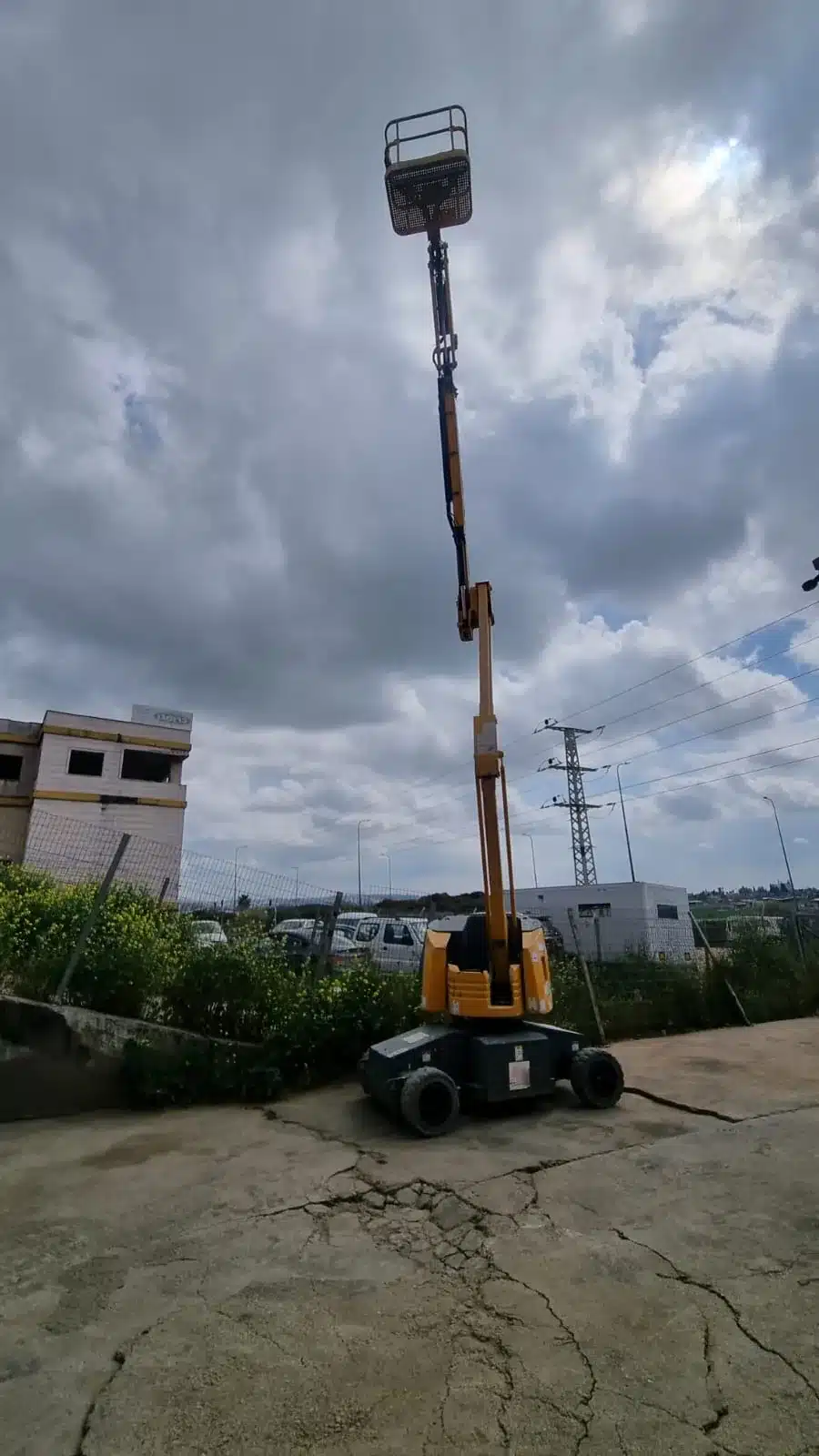 במת הרמה זרוע מפרקית של ליפטר פרוסה לגובה עבודה מלא