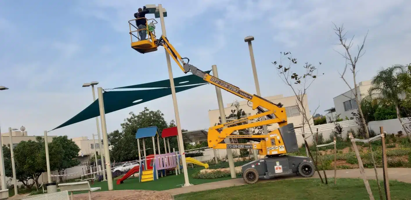 במת הרמה זרוע מפרקית של ליפטר בעבודות תחזוקה