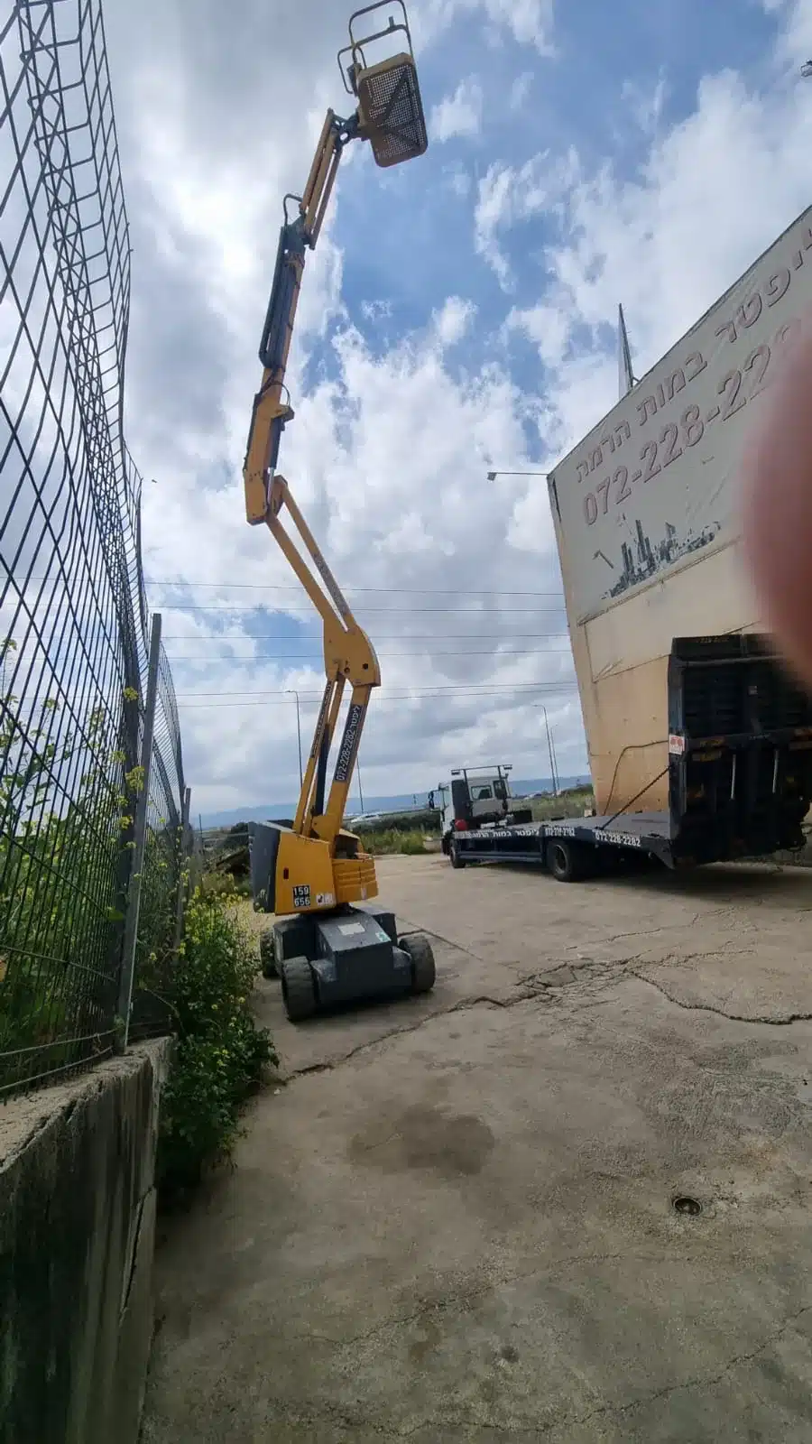 במת הרמה של ליפטר בעבודה בגובה ליד גדר היקפית באתר
