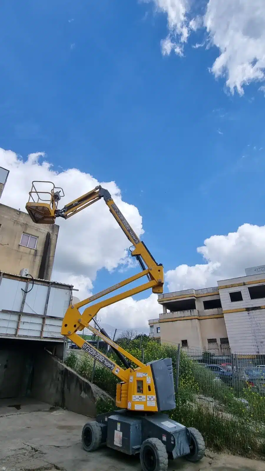 במת הרמה זרוע מפרקית של ליפטר על רקע שמיים