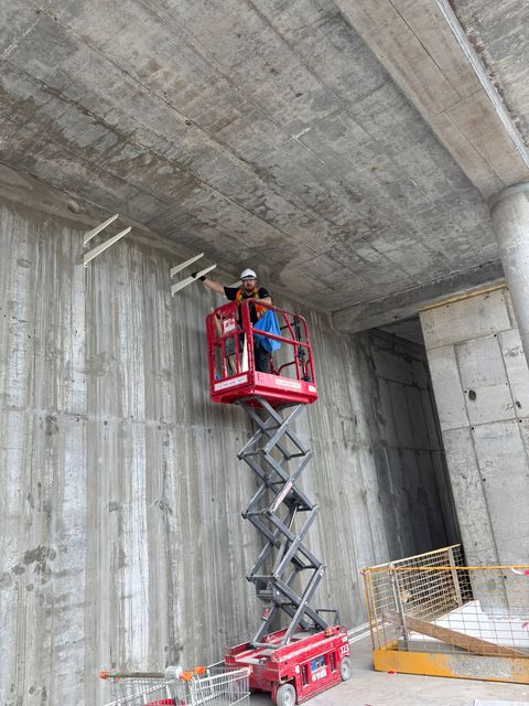 במת הרמה מסוג מספריים באתר בנייה