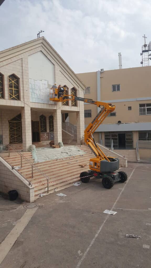 במת הרמה עם זרוע מפרקית בבדיקת מבנה חיצונית - ליפטר